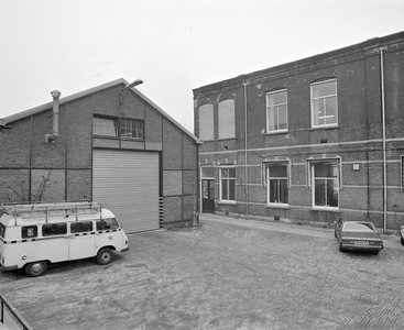 880417 Gezicht op enkele bedrijfsgebouwen op het terrein van de voormalige gemeentelijke gasfabriek bij de Kleine ...